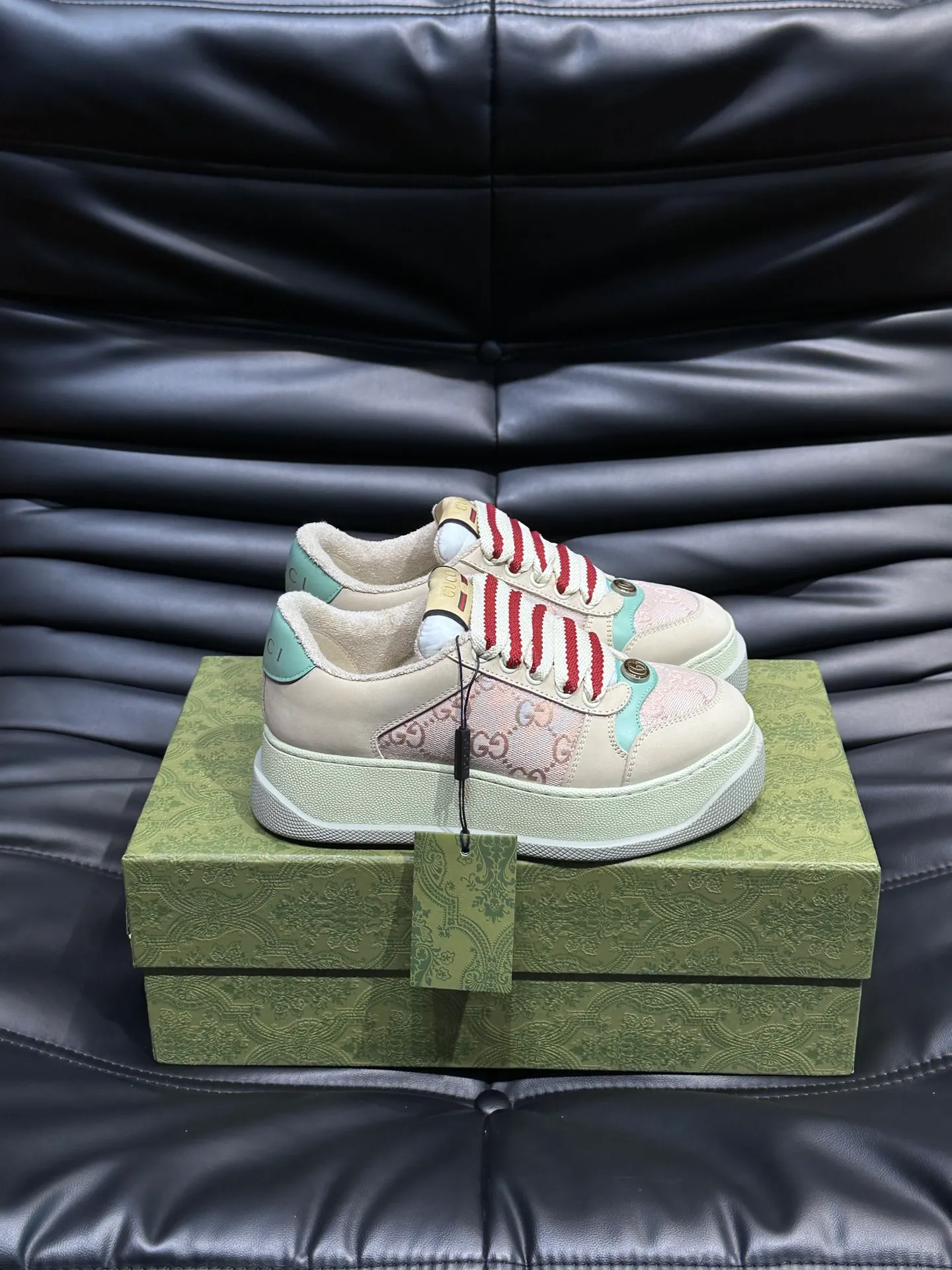 Men's men's shoes 💰p480 "GUCC*" Screener series 👫 Couple style GG thick-soled sneakers, the Screener series is inspired by the classic sneakers of the 1970s, cleverly incorporating the retro Gucci logo, two-color waterproof platform soles, and 5CM thick soles to enhance the aura, conveying the new design concept that a single product should be permanently accompanied by the passage of time, creating a retro distressed effect, decorated with metal double G oval enamel details! High-quality, versatile classic items, highly recommended. Size female 35-39, male 38-44